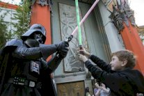 هواة افلام حرب النجوم يستعدون لافتتاح الفيلم الجديد بلوس أنجليس