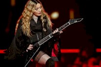 مادونا ترتجل في حفل مفاجئ وسط باريس