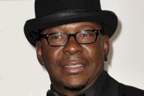 بوبي براون يصلي لإبنته ويسعد بحمل زوجته