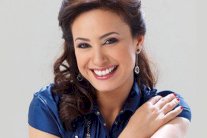 هند صبري تسلم جلباب كريمة لأكبر متبرعة