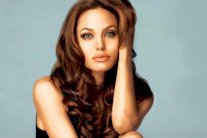 أنجلينا جولي:المرأة لا تجد الرجل الحقيقي قبل سن الـ40