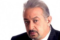 نور الشريف يعود من رحلة العلاج بطائرة طبية