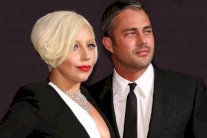  ليدي غاغا تقبل خاتم الخطوبة من تايلور كيني