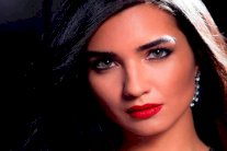 توبا بيوكستون توقف التصوير كرمى للمعجبين العرب