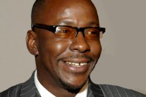 بوبي براون يؤجل جولته الأسترالية لرعاية بوبي كريستينا