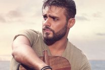 إطلالة عصرية وألبوم جديد لـ