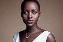 سرقة فستان لوبيتا نيونج المزيّن بـ6 آلاف لؤلؤة