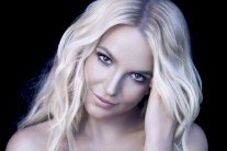 بريتني سبيرز تتابع عرضها رغم سقوط شعرها المستعار