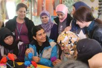 توبا بيوكستون تزور مخيماً للاجئين السوريين بالأردن