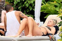 آشلي سيمبسون بزي السباحة على شاطئ هاواي رغم حملها