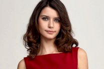 بيرين سات ترفض الحديث عن حملها