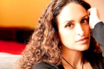 مؤيدو نتنياهو يهددون المغنية