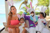 مارايا كاري ونيك كانون يصطادان بيض الفصح مع طفليهما