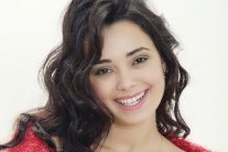 أوزغو نامال تضع طفلها الأول وتدعوه