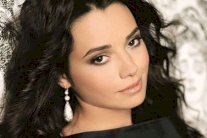 أوزغو نامال تنشر الصورة الأولى لها مع ابنها