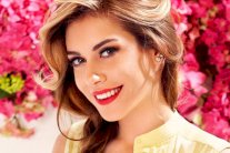 سينام كوبال تتجول بفستان الزفاف 48 ساعة