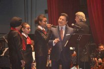 هاني شاكر يغني مع 