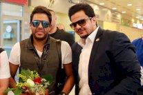 إستقبال محمد حماقي بالورود في الكويت