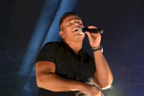 مديرة أعمال عمرو دياب تُثير أزمةً في كواليس حفله