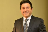 هاني شاكر يغني ألحان