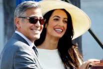 جورج كلوني: زوجتي إنسانة مدهشة وتعتني بي