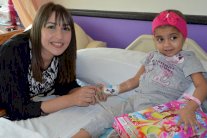 جنات تزور مستشفى سرطان الأطفال 