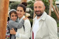 خالد أرغنش وبرجوزار كوريل يتنزهان مع ابنهما علي 