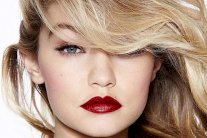 الفلسطينية جيجي حديد تخترق الصف الأول في هوليوود