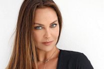 هوليا أفشار والدة 