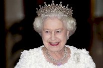 قصر باكنغهام يكذِّب شائعة وفاة الملكة اليزابيث