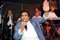 عدوية يغني جالساً بعد إرهاقه