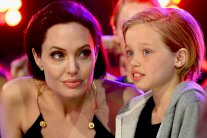 أنجلينا جولي تزور أطفال اللاجئين في لبنان مع ابنتها