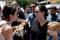  أنجلينا جولي تزور مخيمات اللاجئين بماردين التركية