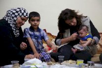 هند صبري تتناول الإفطار مع عائلة سورية 