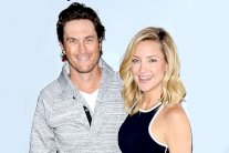 والد كيت هادسون يتبرّأ منها