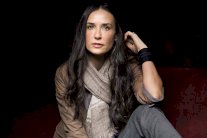 جثة شاب عشريني في مسبح ديمي مور