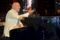 عمر خيرت يلهِب جمهور الساحل بمقطوعاته الموسيقية