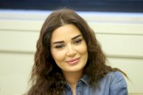 سيرين عبد النور تبحث بموضوع المخدرات والخادمات