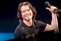 الشارقة تستضيف الموسيقار العالمي 