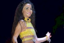 دوللي شاهين تغني بملابس البحر