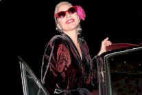 ليدي غاغا تسقط أرضاً أمام الكاميرات