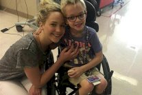 جنيفر لورانس تقطع التصوير بزيارة لمستشفى الأطفال 