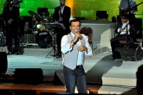 إيهاب توفيق يلتقط سيلفي مع جمهور القلعة