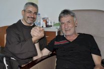 أصدقاء عزت أبو عوف يزورنه في المستشفى