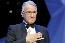 عزت أبو عوف يعلن زواجه