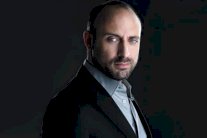 خالد أرغنش يقدِّم القهوة للصحافيين