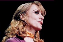 فيروز تعايد جمهورها بالفيديو