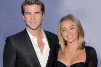 مايلي سايروس ترتدي خاتم الخطوبة من جديد