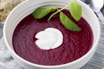  حساء الشمندر مع كريم فريش