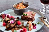 لحم البقر مع غراتان الخضَر وصلصة الفطر